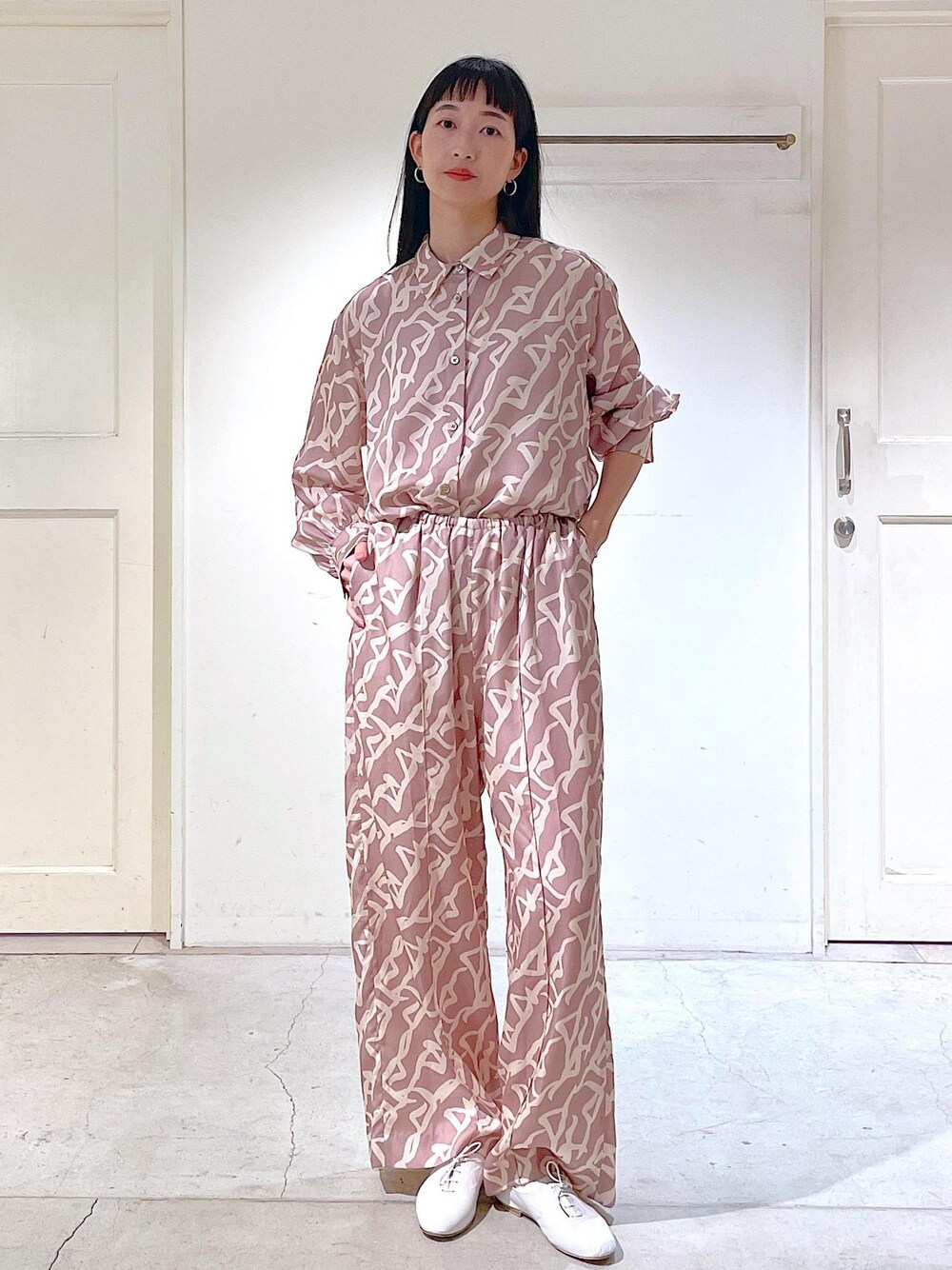 ホワイト系のその他シューズ、イエロー系のシャツ/ブラウス、イエロー系のその他パンツを着用したレディースの春コーディネートの1枚目の写真