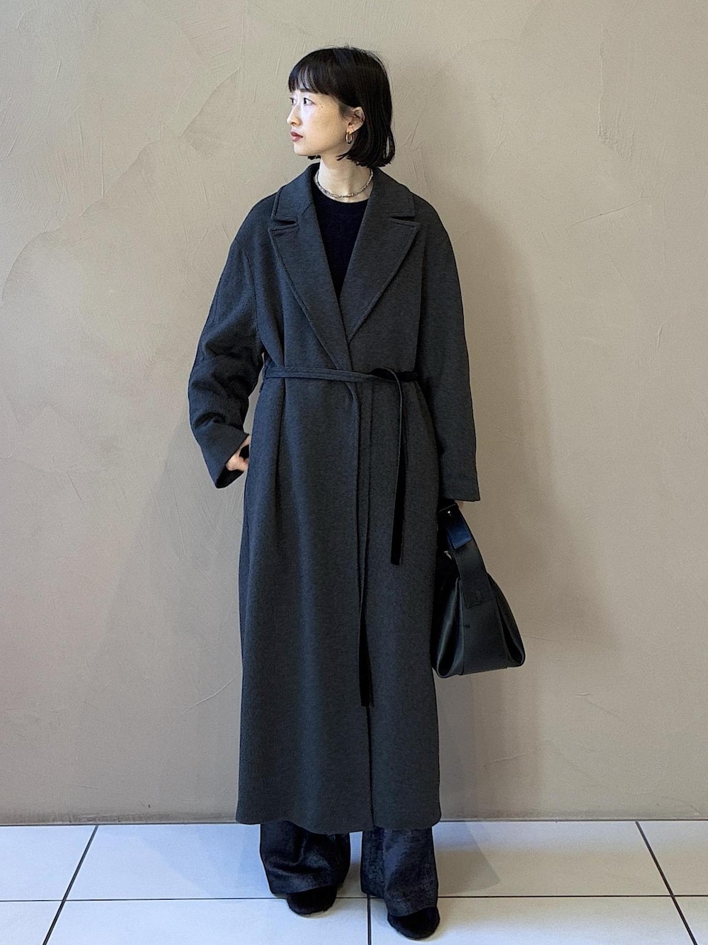 トレンチコートを使った「カシミヤニット」の人気ファッション