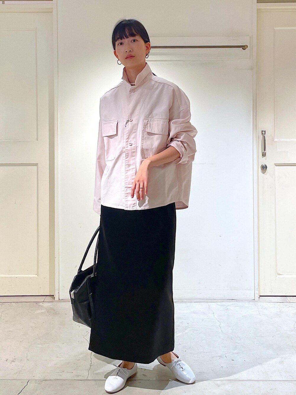 ホワイト系のその他シューズ、ブラック系のスカートを着用したレディースの冬コーディネートの1枚目の写真