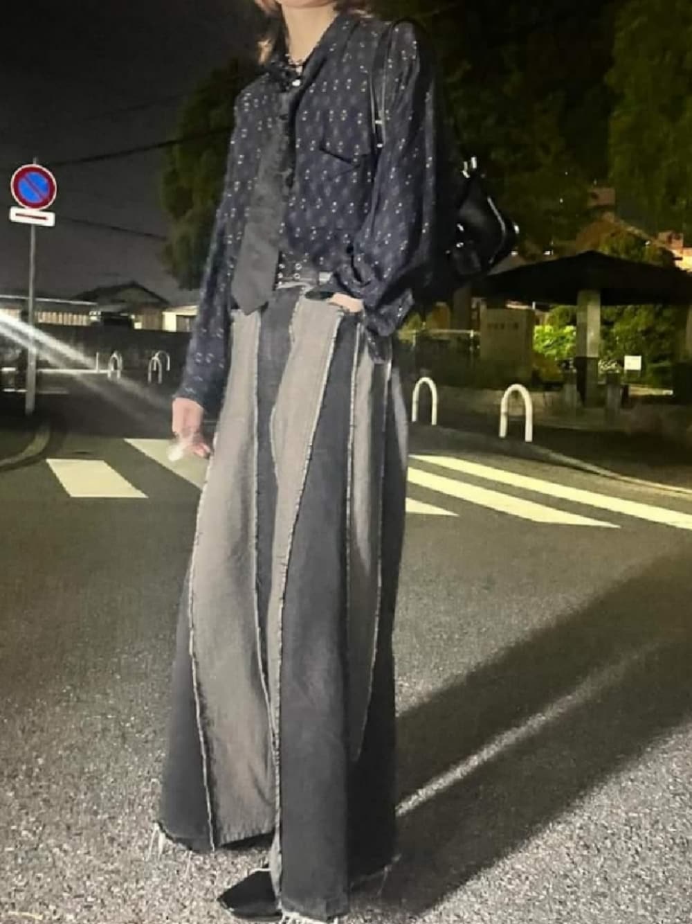 「メンズファッション、高校生、y2k、古着、古着ミックス、柄シャツ、ネクタイ、ペイズリー、デニム、HARE、ブーツ、shein、ウルフカット、ブラックデニム、ブラックコーデ」｜「HAREのMEGAフレアフリンジデニム(HARE)（デニムパンツ、ブラック系）」を使った、syujiさん（メンズ・171cm）の春コーディネートの1枚目の写真