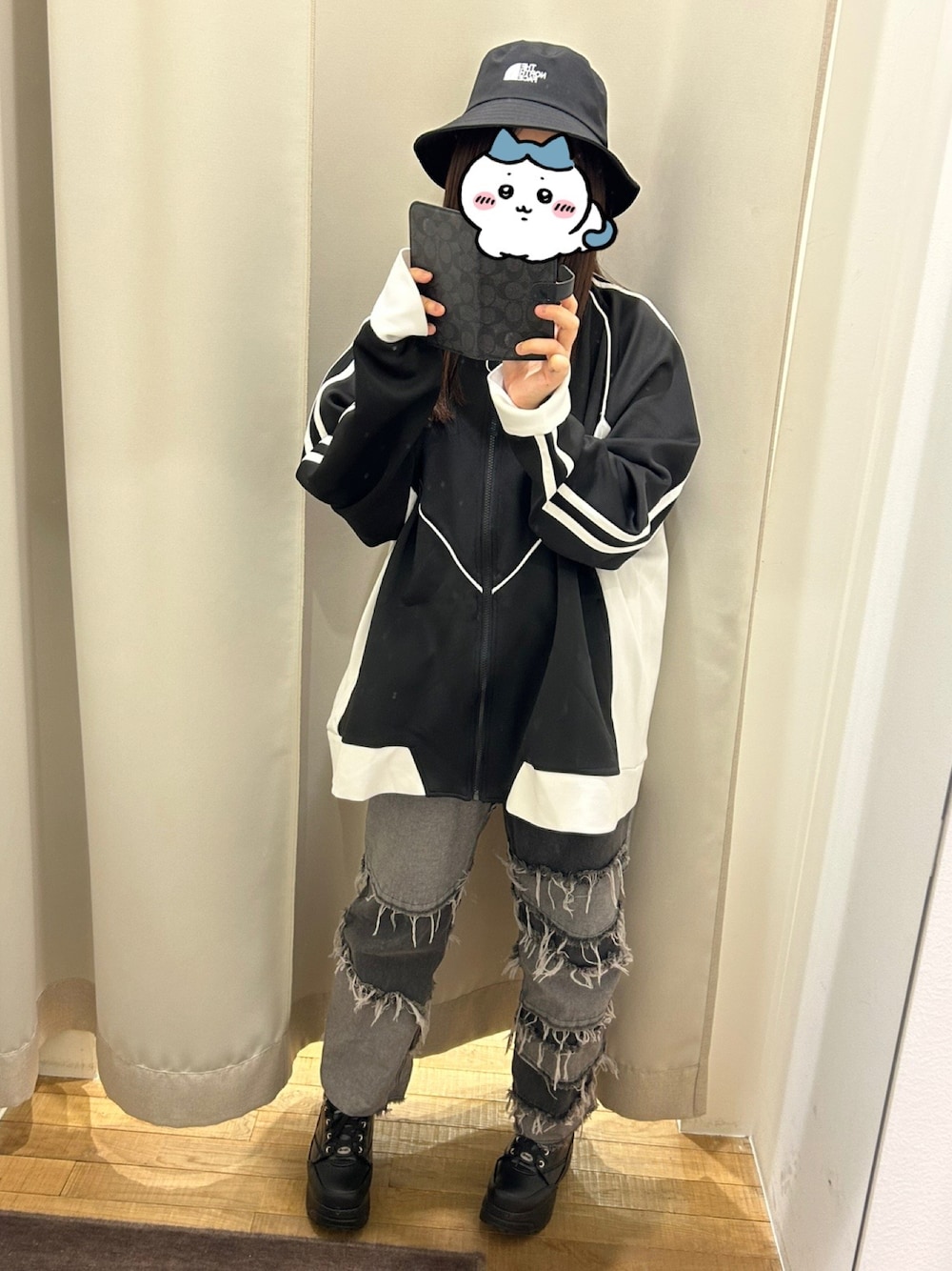 「モノトーン、モノトーンコーデ、トラックジャケット、サブカル、厚底シューズ、バケットハット」｜「Benoのアイテム（デニムパンツ、グレー系）」を使った、まほさん（骨格ウェーブ・レディース・159cm）の冬コーディネートの1枚目の写真