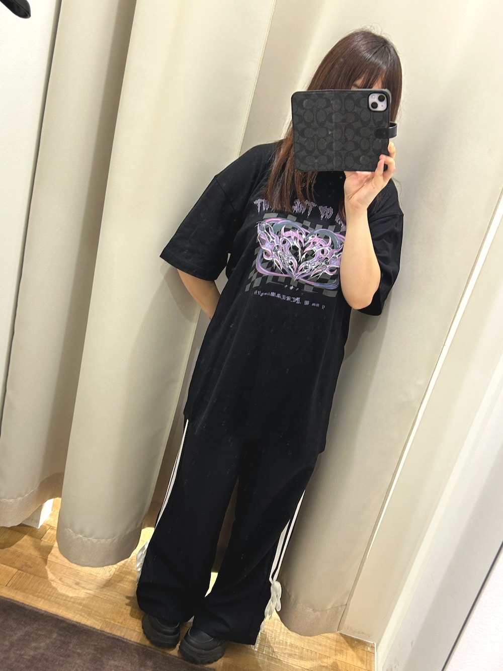 「y2k、韓国ファッション、ジャージーパンツ、ラフコーデ、Tシャツ」｜「Availのアイテム（スニーカー、ブラック系）」を使った、まほさん（骨格ウェーブ・レディース・159cm）の秋コーディネートの1枚目の写真