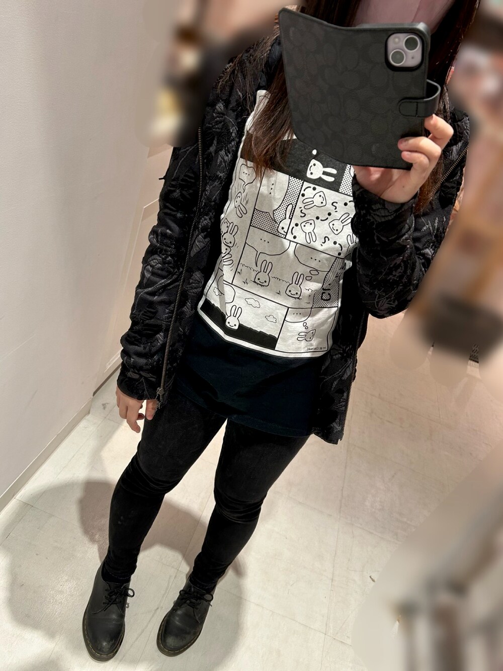 「オールブラック、今日のコーデ、ブラック、ブラックコーデ」｜「AZUL by moussyのアイテム（デニムパンツ、ブラック系）」を使った、まほさん（骨格ウェーブ・レディース・159cm）の春コーディネートの1枚目の写真