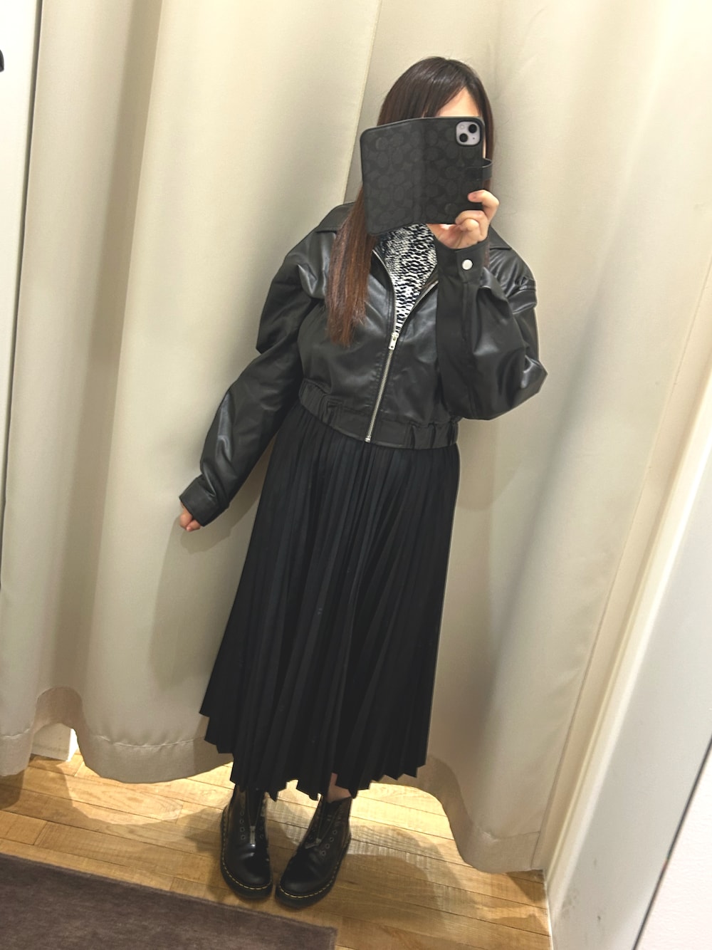 「春コーデ、アニマル柄、パイソン柄、フェイクレザー、プリーツスカート、Dr.Martens、ブーツ、モノトーン、モノトーンコーデ」｜「SHEINのアイテム（Tシャツ/カットソー、ブラック系）」を使った、まほさん（骨格ウェーブ・レディース・159cm）の春コーディネートの1枚目の写真