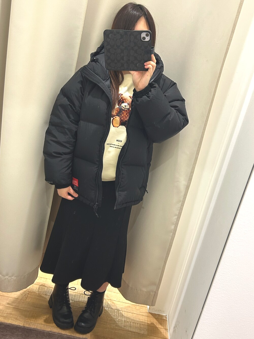 「今日のコーデ、冬コーデ、ダウンジャケット、マンハッタンポーテージ、TAION、ICONIQ、スカートスタイル」｜「Import & Selectの【ICONIQ】 LV BEAR SWEAT ベアプリントスウェット プルオーバー トレーナー（スウェット、ベージュ系）」を使った、まほさん（骨格ウェーブ・レディース・159cm）の春コーディネートの1枚目の写真