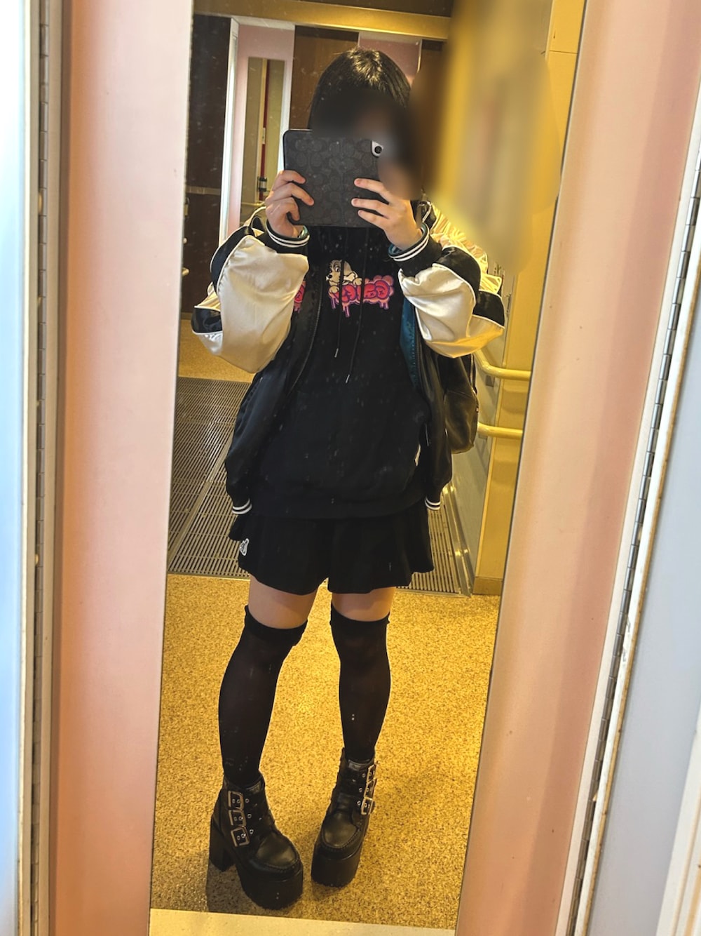 「おでかけコーデ、春服デビュー宣言、春、お出かけコーデ、モノトーン、ストリート」｜「GALFYのGALFY/ガルフィー/もくもくグラフティパーカー（パーカー、ブラック系）」を使った、まほさん（骨格ウェーブ・レディース・159cm）の春コーディネートの1枚目の写真