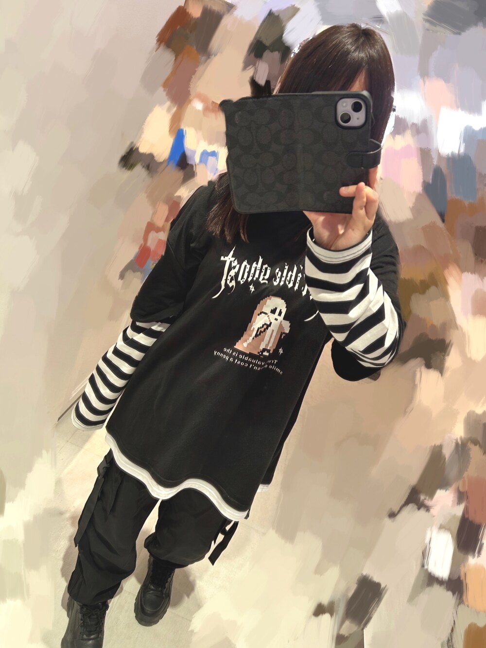 「黒、ストリート、ストリートコーデ、モノトーン、モノトーンコーデ、Tシャツ、レイヤードスタイル、カーゴパンツ」｜「SHEINのアイテム（Tシャツ/カットソー、ブラック系）」を使った、まほさん（骨格ウェーブ・レディース・159cm）の春コーディネートの1枚目の写真