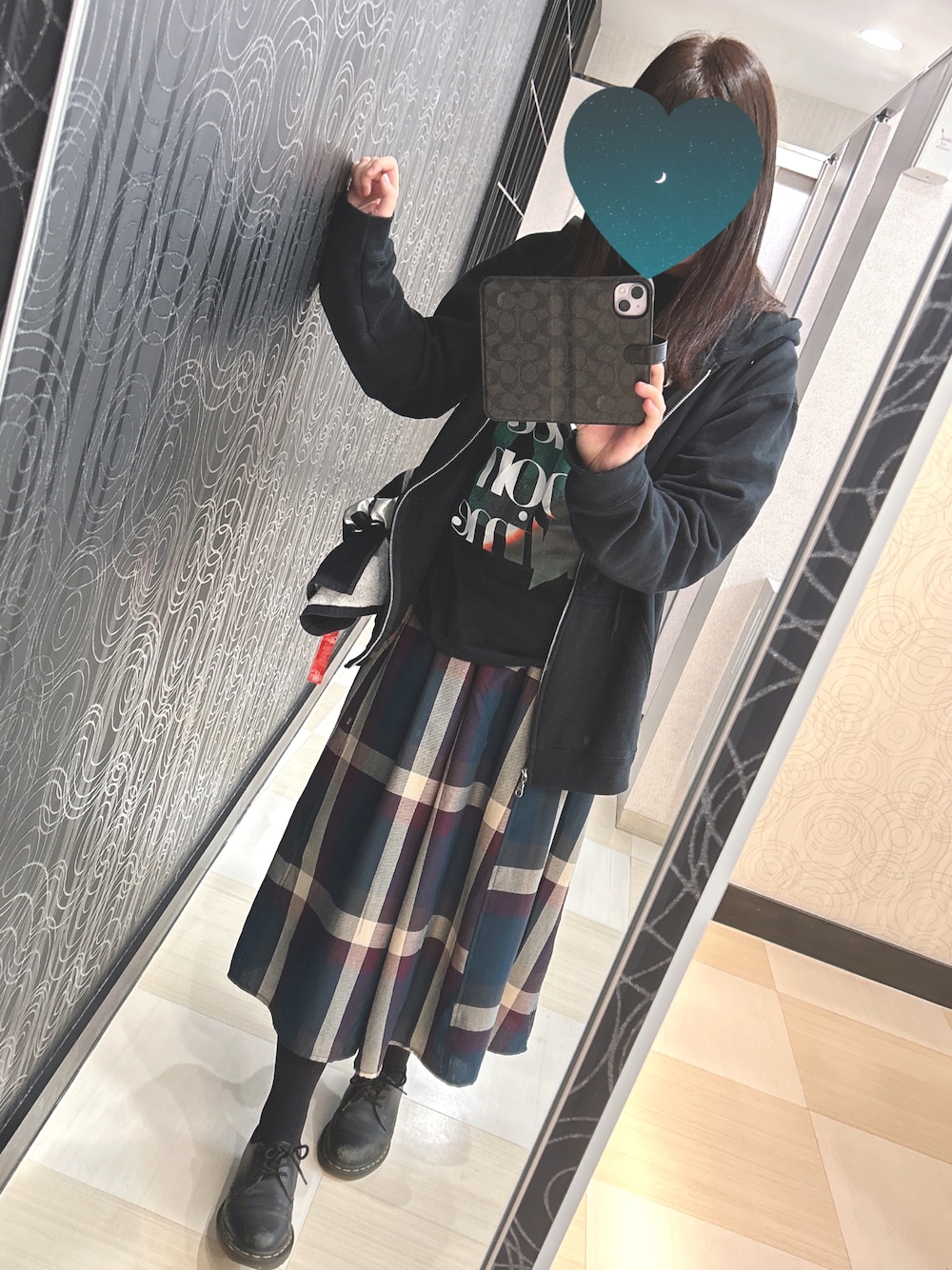 「ライブTシャツ、ライブグッズ、ライブコーデ、大人カジュアル」｜「Dr. Martensのアイテム（シューズ、ブラック系）」を使った、まほさん（骨格ウェーブ・レディース・159cm）の冬コーディネートの1枚目の写真