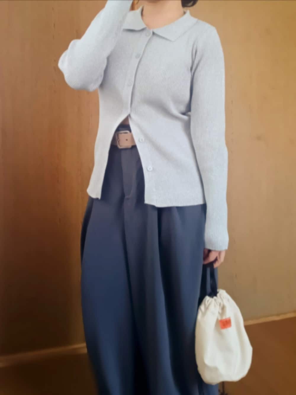 「リブニット、襟付きトップス、春コーデ、今日のコーデ、低身長、プチプラ、ママコーデ、ラフ、カジュアル、カジュアルコーデ、シンプルコーデ、シンプルスタイル、シンプル、大人カジュアル、お出かけコーデ」｜「ad thieのラメニット・襟付き コンパクトカーディガン（カーディガン/ボレロ、グレー系）」を使った、shominnohoshiさん（レディース・146cm）の春コーディネートの1枚目の写真