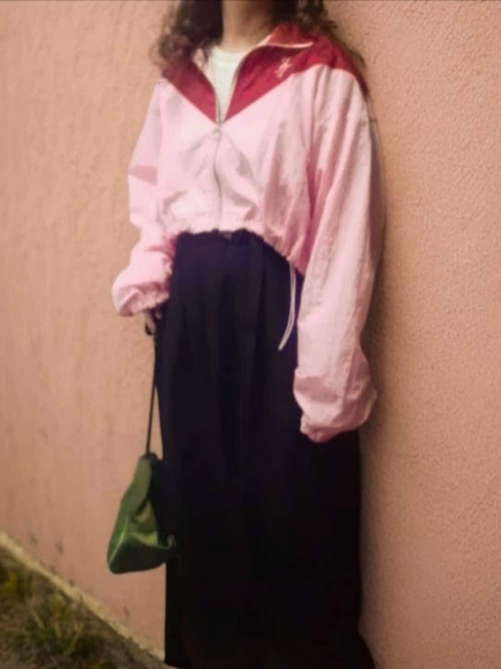 ブラック系のカーゴパンツ、ピンク系のブルゾンを着用したレディースの秋コーディネートの1枚目の写真