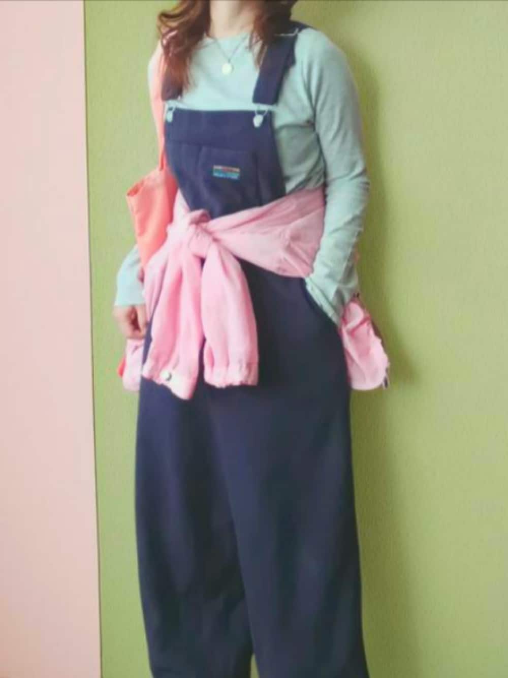 ブルー系のサロペット/オーバーオール、ベージュ系のTシャツ/カットソー、オレンジ系のトートバッグを着用したレディースの秋コーディネートの1枚目の写真