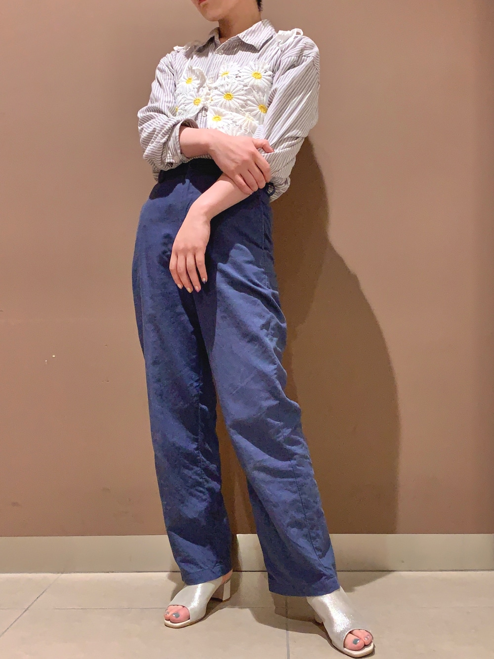 シルバー系のサンダルを着用したレディースの春コーディネートの1枚目の写真