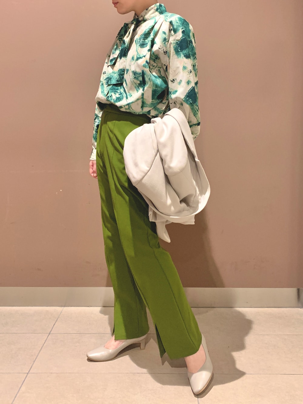 グレー系のパンプスを着用したレディースの春コーディネートの1枚目の写真