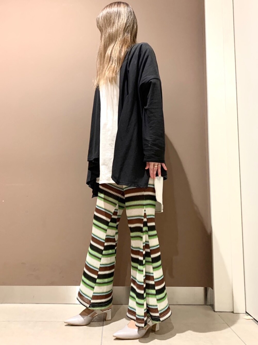 グレー系のパンプスを着用したレディースの春コーディネートの1枚目の写真