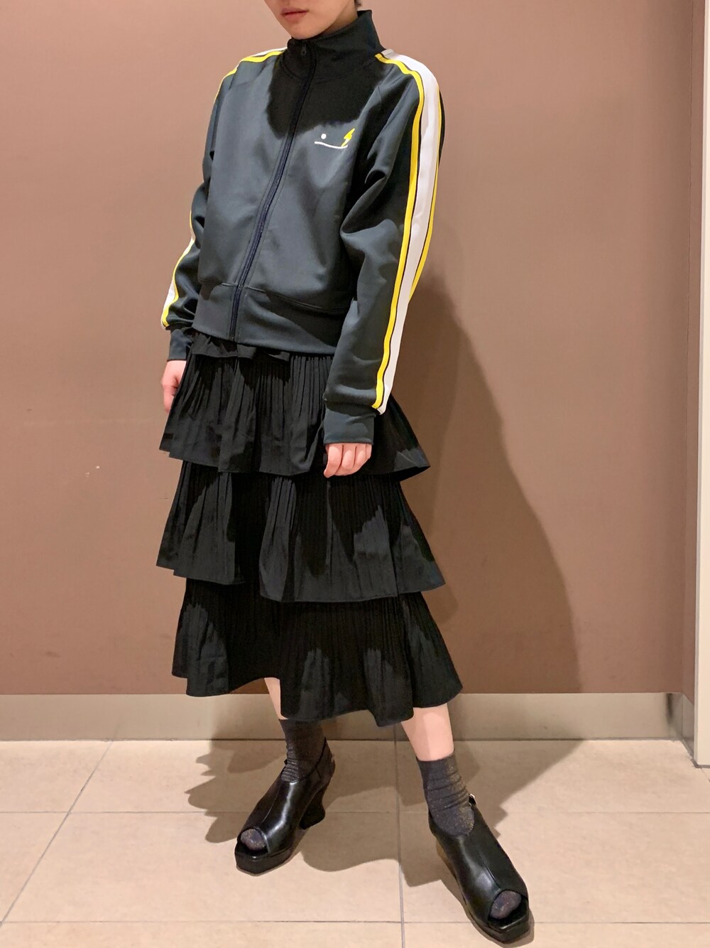 ブラック系のサンダルを着用したレディースの春コーディネートの1枚目の写真