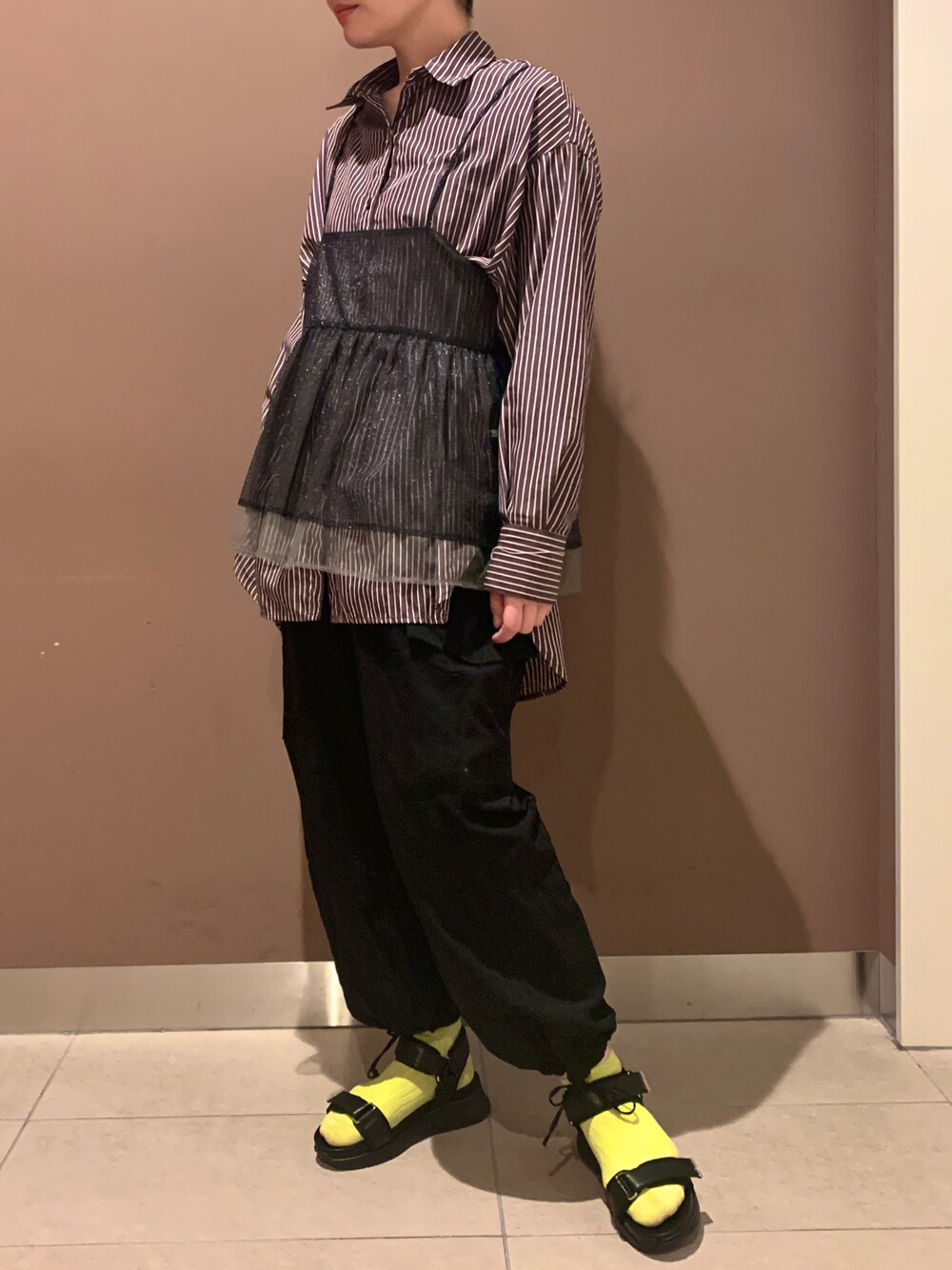 ブラック系のサンダルを着用したレディースの春コーディネートの1枚目の写真