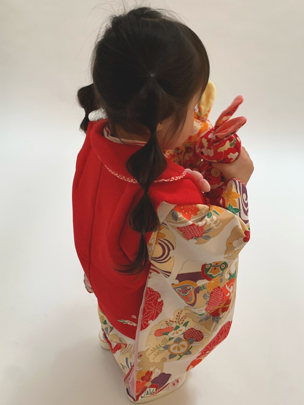 「キッズファッション、七五三、着物、和装、和服、おんなのこ、女の子、キッズ、3歳、753、いいね、save、フォローお願いします🤑」｜「着物のアイテム（その他、レッド系）」を使った、YUIRIさん（キッズ・90cm）の冬コーディネートの1枚目の写真