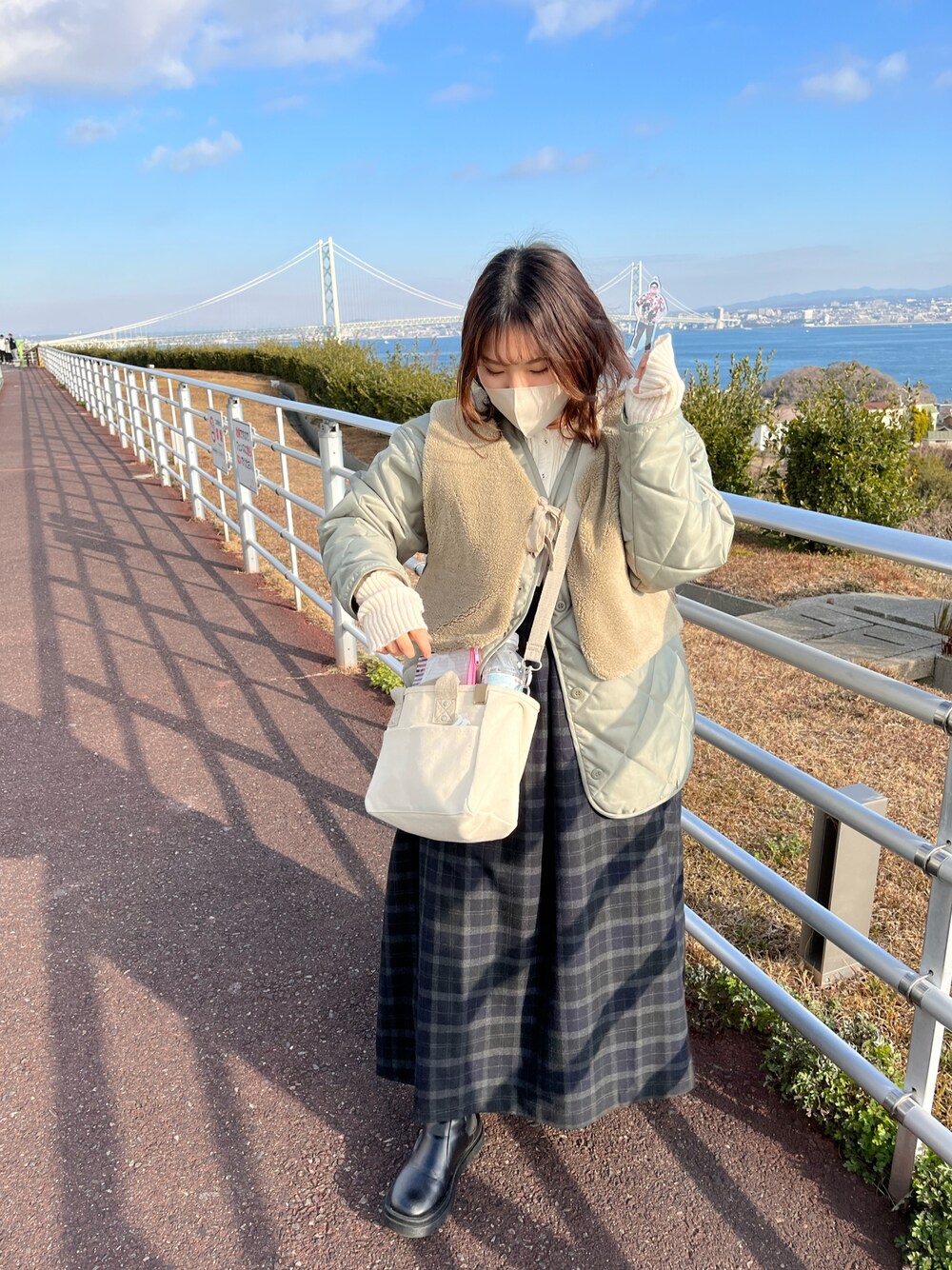 「休日コーデ、着回しコーデ、ワンピース、ジャンパースカート、サマンサ モスモス(Samansa Mos2)、ehka sopo」｜「ehka sopoのボアベスト付キルトジャケット（ノーカラージャケット、グリーン系）」を使った、noiさん（骨格ストレート・レディース・151cm）の冬コーディネートの1枚目の写真