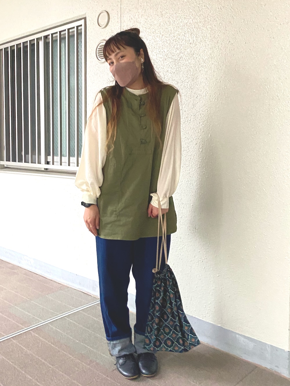 「休日スタイル、カジュアルコーデ、秋のコーデ、今日のコーデ、秋服コーデ、ベスト、ベストコーデ、デニム、デニムパンツ」｜「cepoの袖ボリュームソフトブラウス（シャツ/ブラウス、ホワイト系）」を使った、みこたろおさん（レディース・155cm）の秋コーディネートの1枚目の写真