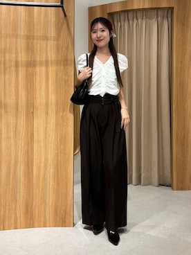 ニュアンスボタンギャザーブラウスを使った人気ファッション