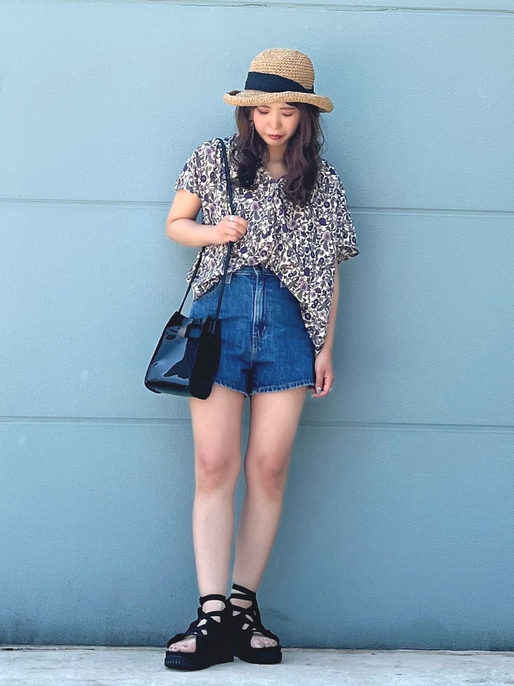 「オトナカジュアル、休日スタイル、スクエアバッグ、低身長女子、ショートパンツ、エスニック、クリアバッグ、サマーコーデ、楽チンコーデ、カジュアルコーデ」｜「HONEYSUCKLE ROSEの【HONEYSUCKLE ROSE】エスニック柄シャツ（シャツ/ブラウス、パープル系）」を使った、ちいさん（レディース・156cm）の春コーディネートの1枚目の写真