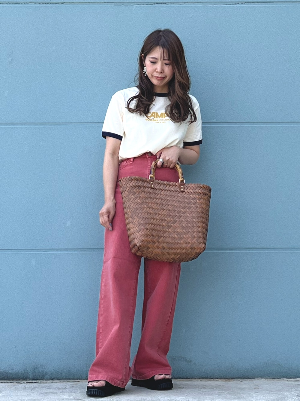 「カラー×コーデ、カラーフレアパンツ、フレアパンツ、低身長、カジュアルコーデ、大人カジュアル、Tシャツ、Tシャツコーデ、楽チンコーデ、スタイルアップ」｜「CAMP7の【CAMP7】フロッキープリントリンガー半袖Ｔシャツ（Tシャツ/カットソー、ホワイト系）」を使った、ちいさん（レディース・156cm）の春コーディネートの1枚目の写真