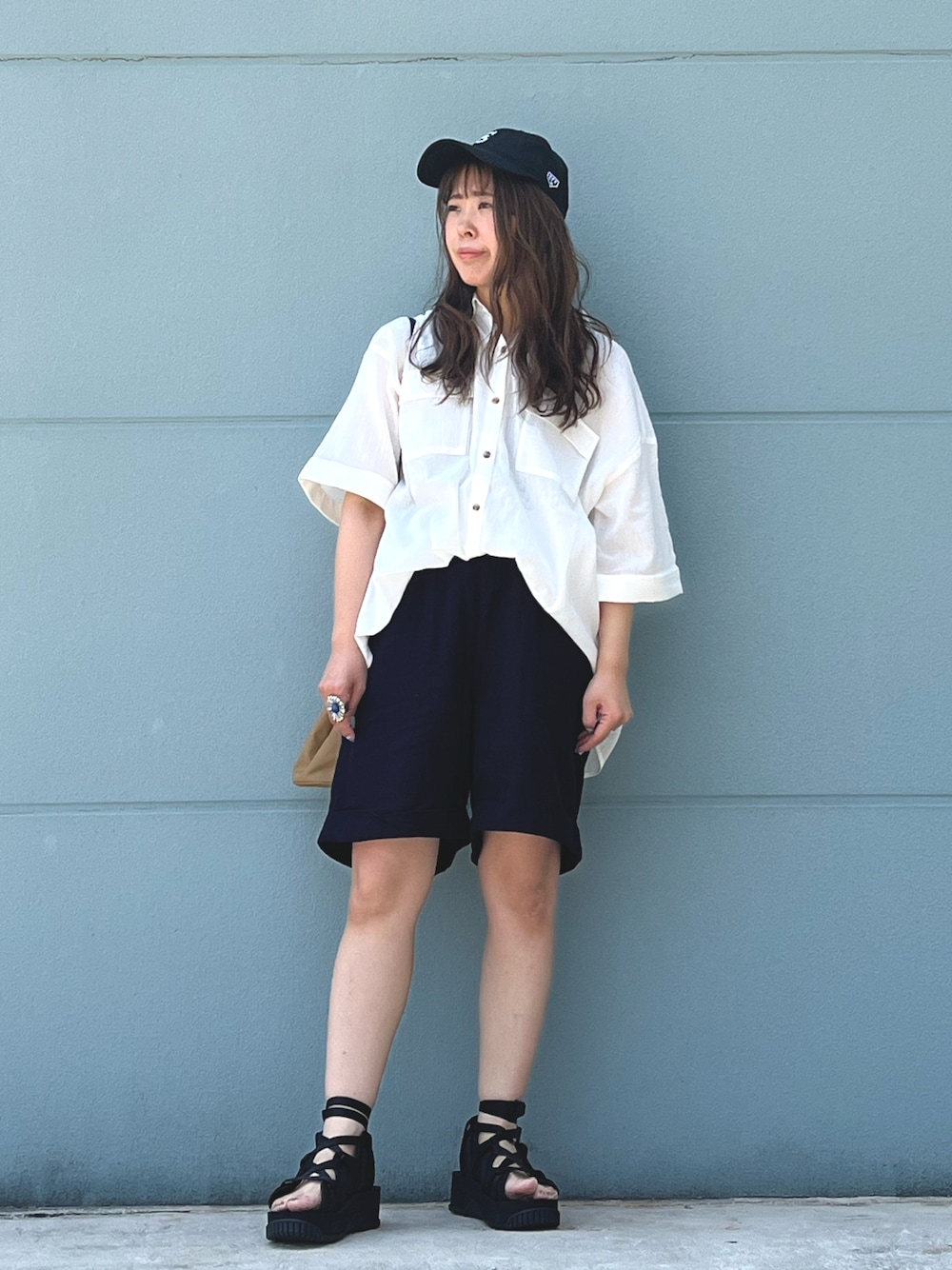 「オトナ女子、ハーフパンツ、夏先取り、リネンパンツ、オトナカワイイ、休日スタイル、低身長女子、キャップ女子」｜「HONEYSUCKLE ROSEの【HONEYSUCKLE ROSE】サファリビッグシャツ（シャツ/ブラウス、ホワイト系）」を使った、ちいさん（レディース・156cm）の春コーディネートの1枚目の写真