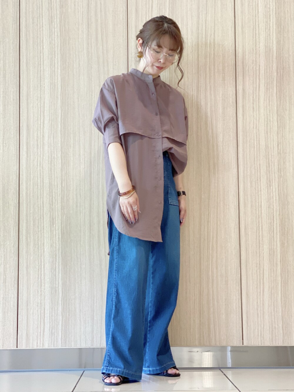 「夏コーデ、メガネ女子、シンプルコーデ、シャツスタイル、ヘアースタイル、低身長コーデ、大人カジュアル、デニムコーデ、きれいめカジュアル、オトナ女子」｜「HONEYSUCKLE ROSEの【HONEYSUCKLE ROSE】フラップ付きブラウス（シャツ/ブラウス、ブラウン系）」を使った、ちいさん（レディース・156cm）の夏コーディネートの1枚目の写真