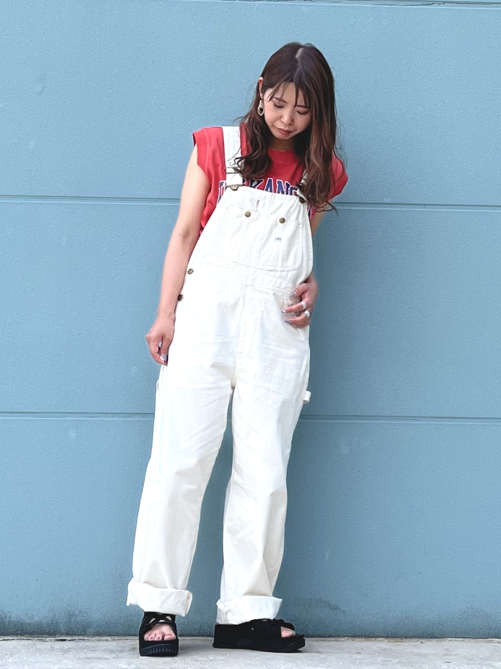 「オトナ女子、おしゃれさんと繋がりたい、カジュアル、オトナカワイイ、休日スタイル、オーバーオール、夏だ！Tシャツ着よう！、ホワイトコーデ、楽チンコーデ」｜「FREAK'S STOREのSHAKA × FREAK'S STORE/シャカ 別注 NADEL PLATFORM/別注ナデルプラットフォーム（サンダル、ブラック系）」を使った、ちいさん（レディース・156cm）の春コーディネートの1枚目の写真