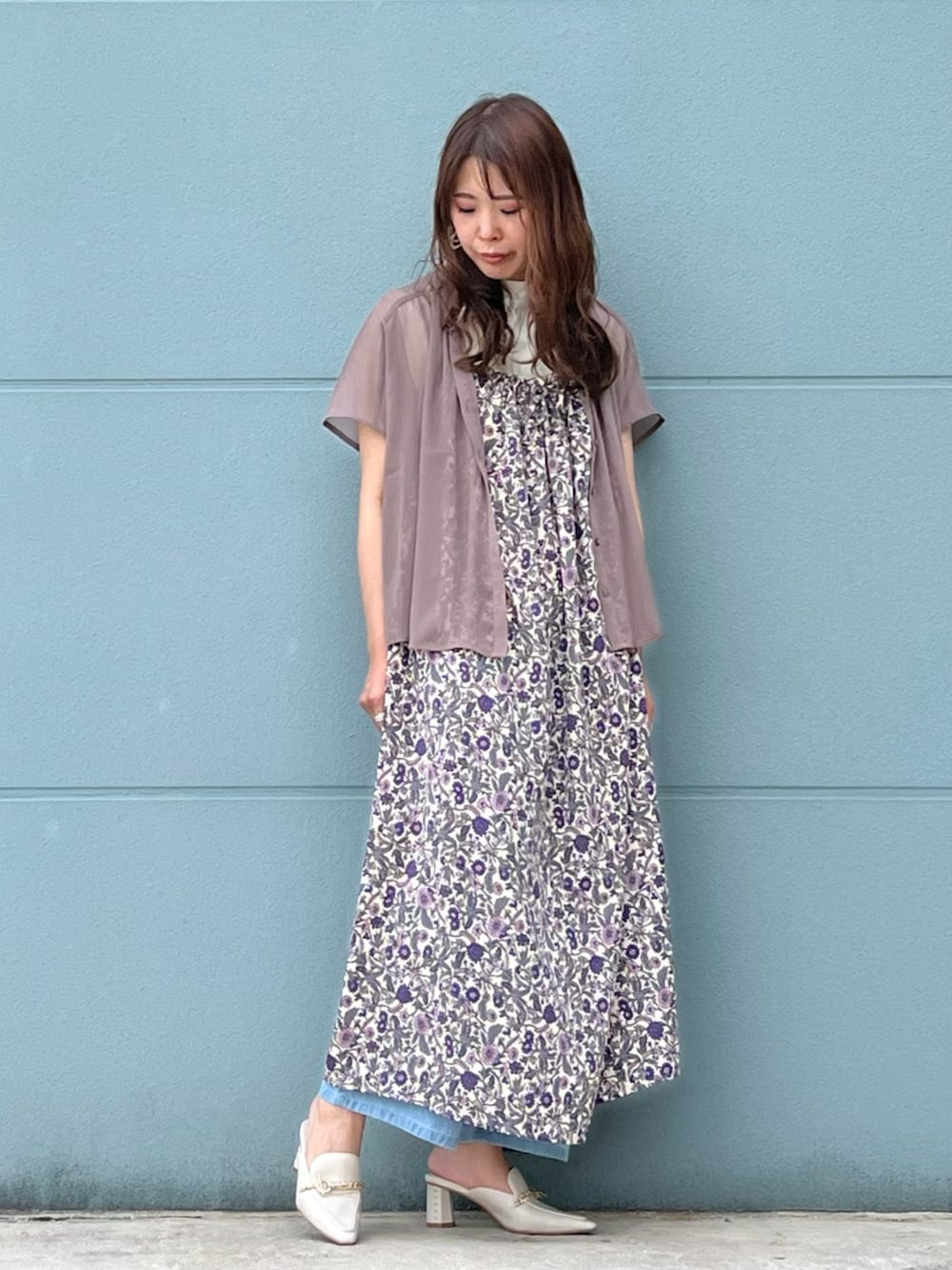 「大人カジュアル、カジュアルコーデ、スカート、低身長コーデ、ロングワンピース、きれいめカジュアル、大人ガーリー、エスニック柄」｜「HONEYSUCKLE ROSEの【HONEYSUCKLE ROSE】エスニック柄キャミワンピース（シャツワンピース、パープル系）」を使った、ちいさん（レディース・156cm）の夏コーディネートの1枚目の写真