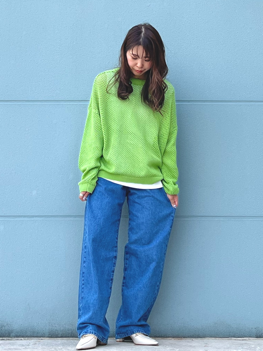 「オトナ女子、おしゃれさんと繋がりたい、初夏コーデ、オトナカワイイ、透かし編みニット、カラー×コーデ、低身長女子、ジーンズ、楽チンコーデ、ボーイズデニム、ボーイズライク、ビタミンカラー」｜「HONEYSUCKLE ROSEの【HONEYSUCKLE ROSE】バルーンパンツ（デニムパンツ、ブルー系）」を使った、ちいさん（レディース・156cm）の春コーディネートの1枚目の写真
