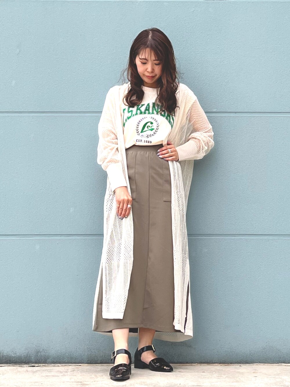 「オトナ女子、オトナカワイイ、透かし編みニット、休日スタイル、夏だ！Tシャツ着よう！、低身長女子、スカートコーデ、楽チンコーデ」｜「Leeのアイテム（Tシャツ/カットソー、ホワイト系）」を使った、ちいさん（レディース・156cm）の春コーディネートの1枚目の写真