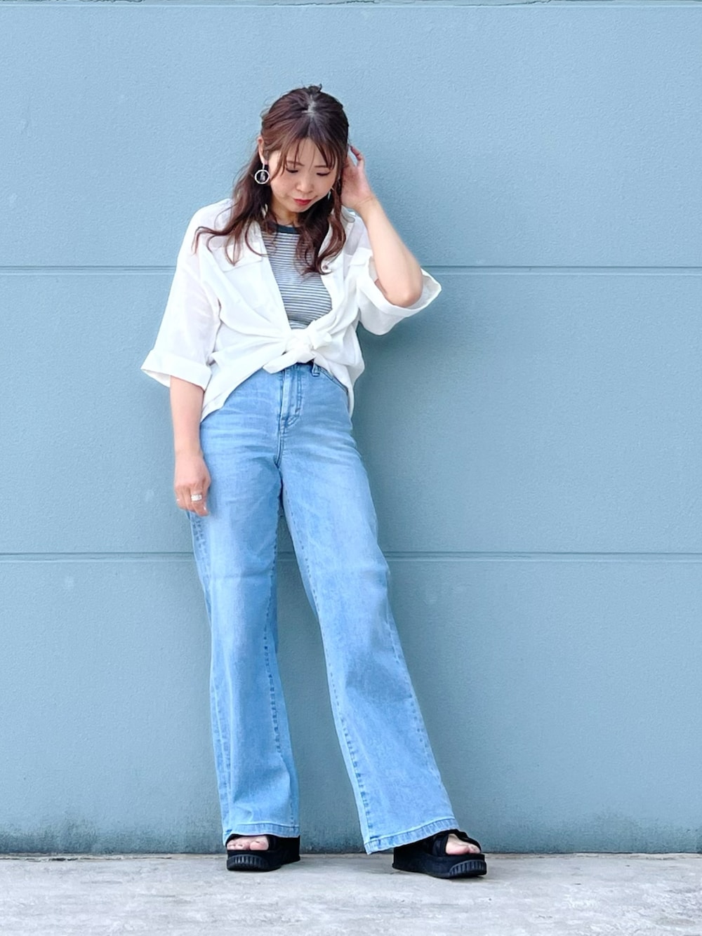 「デニムっていいよね、休日スタイル、パンツスタイル、カジュアルコーデ、低身長、お洒落さんとつながりたい、大人カジュアル、ジーンズ、シャツアレンジ、ボーダー、楽チンコーデ」｜「SOMETHINGのSOMETHING/サムシング LISA ワイドデニムパンツ（デニムパンツ、ブルー系）」を使った、ちいさん（レディース・156cm）の夏コーディネートの1枚目の写真