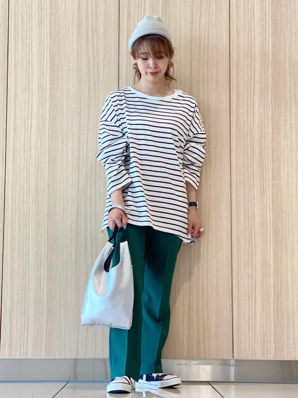 「プチプラ、ボーダーTシャツ、カラーパンツ、フレアーパンツ、ニットワッチ、楽チンコーデ、大人カジュアル、お洒落さんとつながりたい、カジュアルコーデ、秋コーデ」｜「HONEYSUCKLE ROSEのアイテム（Tシャツ/カットソー、ホワイト系）」を使った、ちいさん（レディース・156cm）の秋コーディネートの1枚目の写真
