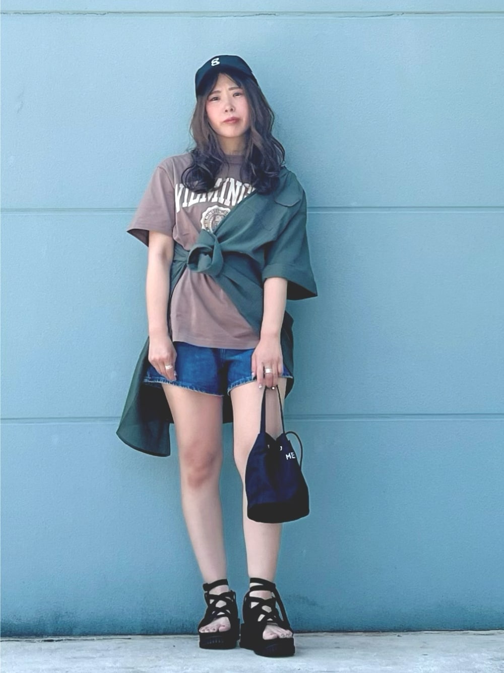 「オトナ女子、カジュアル、休日スタイル、夏だ！Tシャツ着よう！、低身長女子、キャップ女子、ショートパンツ、シャツアレンジ」｜「MEIの【MEI】巾着ショルダーバッグ（ショルダーバッグ、ブラック系）」を使った、ちいさん（レディース・156cm）の春コーディネートの1枚目の写真