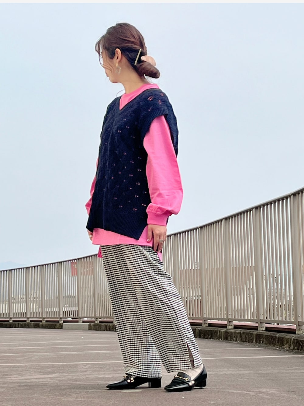 「ニットベスト、ラクチンコーデ、春カラー、低身長コーデ、プチプラコーデ、オトナ女子、いいね、save、フォローお願いします🤑」｜「HONEYSUCKLE ROSEのアイテム（パンツ、グリーン系）」を使った、ちいさん（レディース・156cm）の春コーディネートの1枚目の写真