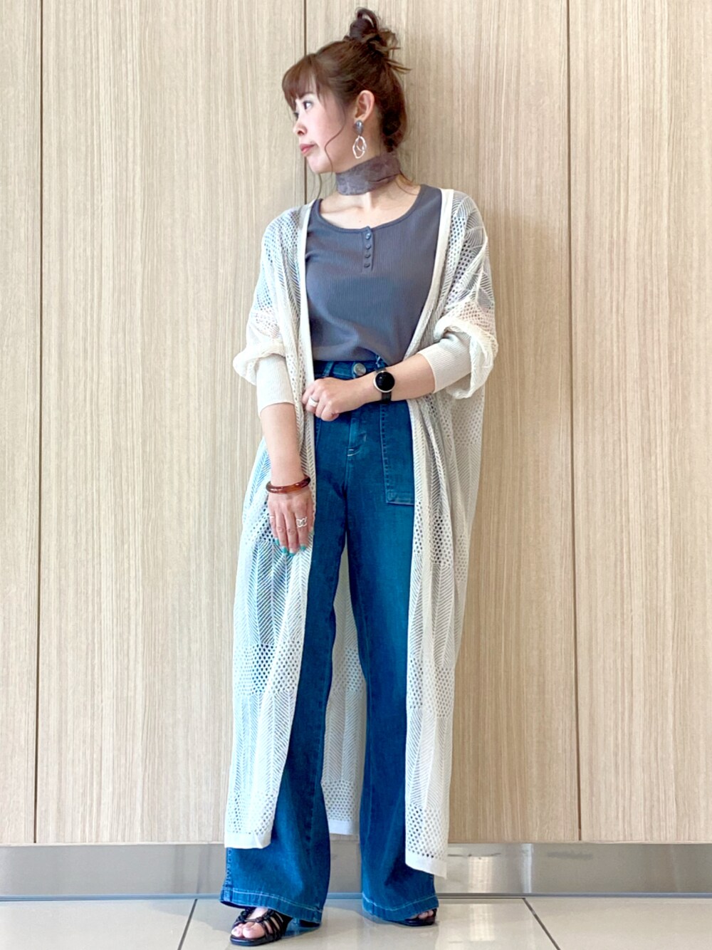 「休日スタイル、透かし編みニット、ジーンズコーデ、夏デニム、大人カジュアル、スッキリシルエット、パンツコーデ、低身長女子、大人コーデ、Tシャツ」｜「SOMETHINGの【SOMETHING】「COOL」 ベイカーワイドパンツ（デニムパンツ、ブルー系）」を使った、ちいさん（レディース・156cm）の夏コーディネートの1枚目の写真