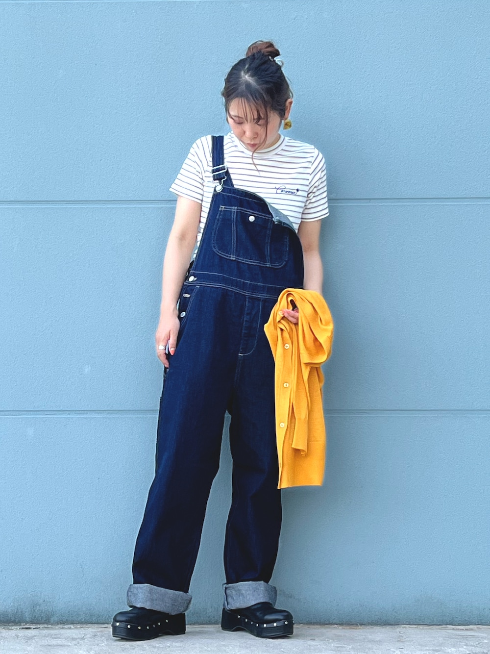 「オトナ女子、おしゃれさんと繋がりたい、オトナカワイイ、カジュアル、休日スタイル、夏だ！Tシャツ着よう！、低身長女子、オーバーオール、楽チンコーデ」｜「HONEYSUCKLE ROSEの【HONEYSUCKLE ROSE】リラックスカーディガン（カーディガン/ボレロ、オレンジ系）」を使った、ちいさん（レディース・156cm）の春コーディネートの1枚目の写真