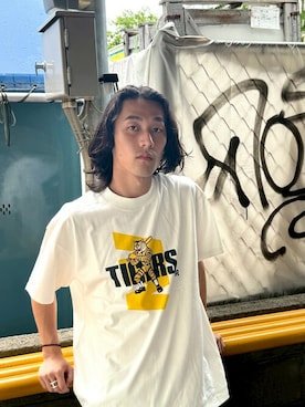 「NOSTALVIA（ノスタルヴィア）の【阪神タイガース90周年 × NOSTALVIA（ノスタルヴィア）】Tigers Slugger / タイガーススラッガー Tシャツ（Tシャツ/カットソー、ホワイト系）」を使った、NOSTALVIAさん（メンズ・180cm）の夏コーディネート