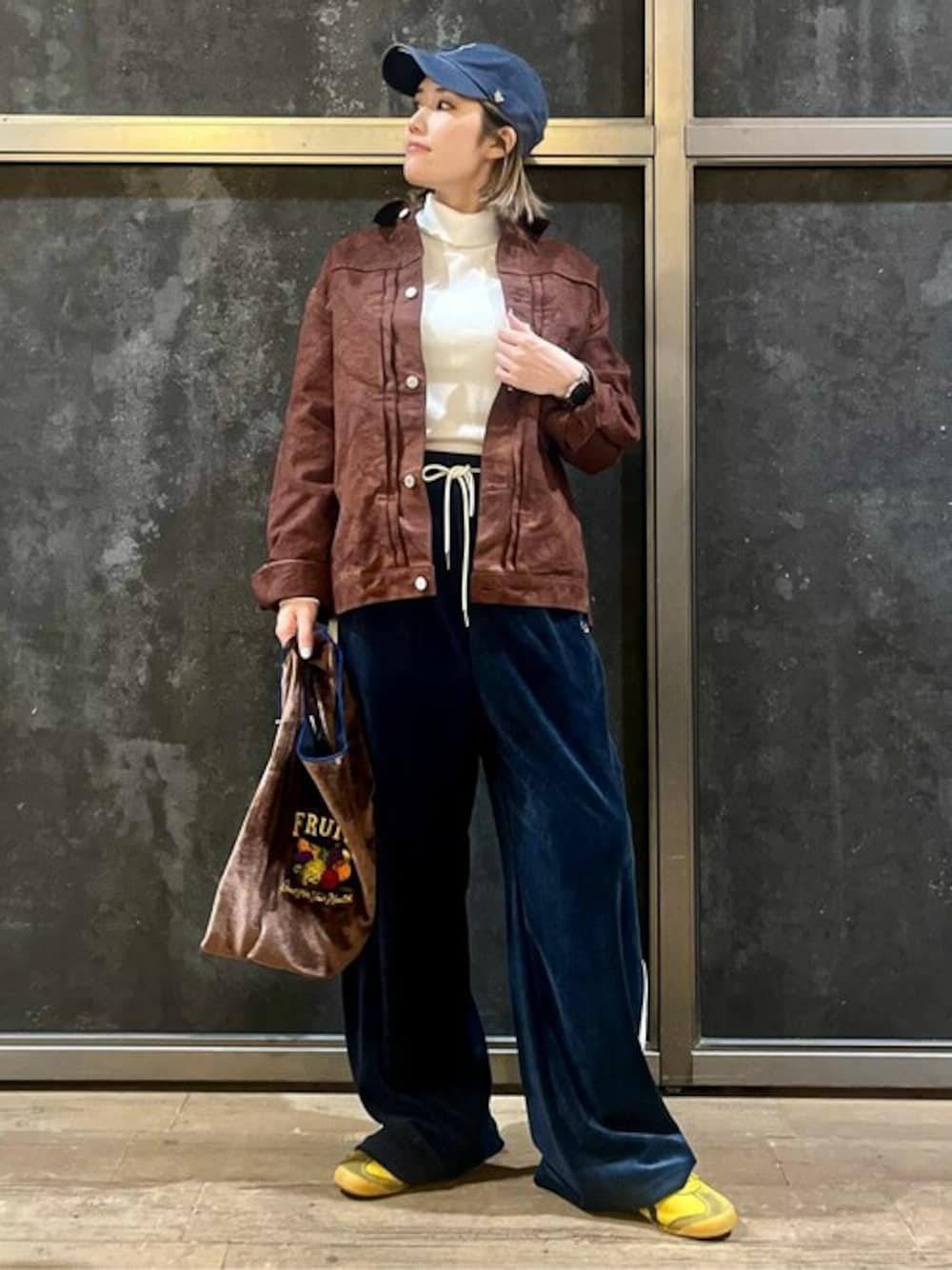 「イージーパンツ、EDWIN、FILA、カジュアルコーデ、骨格ナチュラル、秋っぽコーデ更新中」｜「Right-onの【Healthknit】ワッフル長袖ハイネックＴ（Tシャツ/カットソー、ホワイト系）」を使った、Rightonさん（レディース・160cm）の秋コーディネートの1枚目の写真
