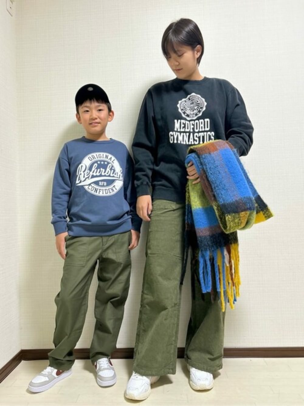 「スウェット、カジュアル、カーゴパンツ、お出かけコーデ、親子コーデ、親子リンク」｜「Championの【Champion】ヴィンテージプリントスウェット（スウェット、ブラック系）」を使った、Rightonさん（レディース・168cm）の冬コーディネートの1枚目の写真