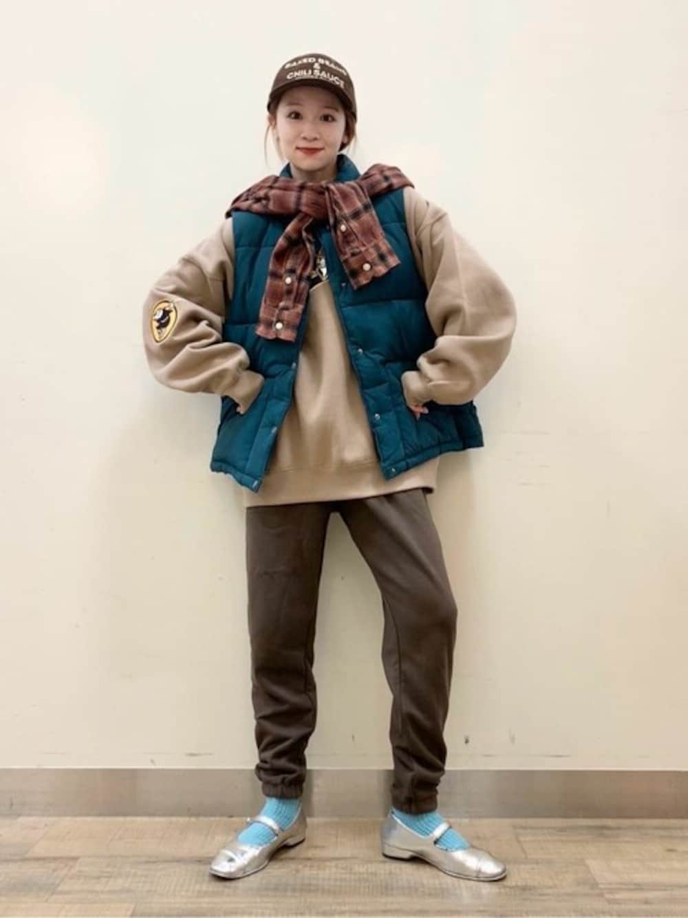 「スウェット、ダウンベスト、低身長、ブラウンコーデ、低身長コーデ、MLB」｜「Levi'sの【Levi's】「JACKSON」 ワーカーシャツ（シャツ/ブラウス、ブラウン系）」を使った、Rightonさん（レディース・155cm）の冬コーディネートの1枚目の写真