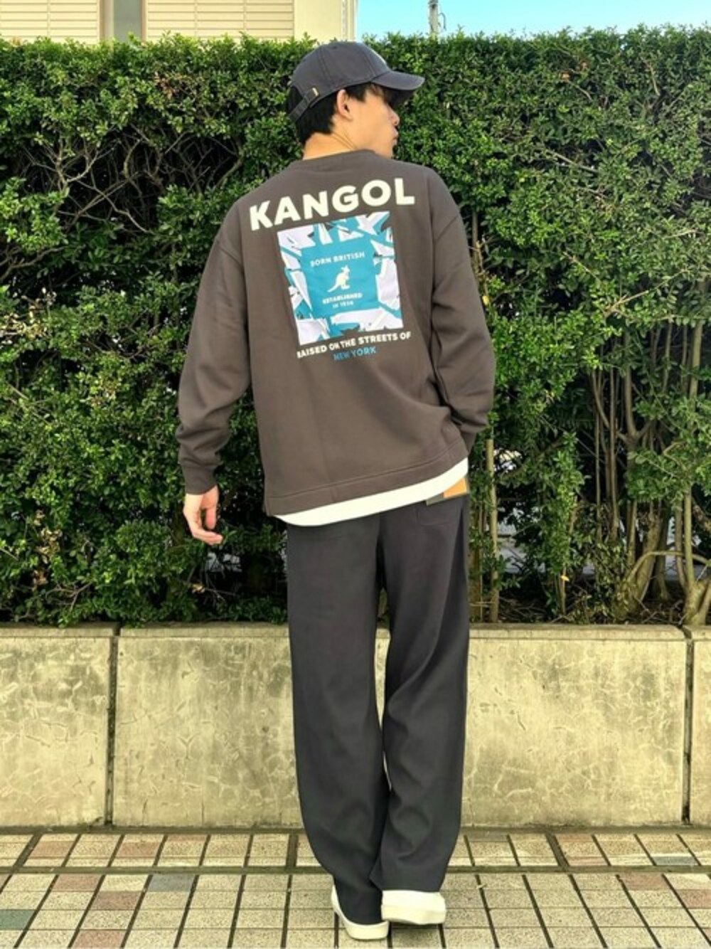 「スウェット、カジュアル、KANGOL、イージーパンツ、シンプルコーデ、楽チンコーデ」｜「KANGOLの【KANGOL】フェイクレイヤードスウェット（スウェット、グレー系）」を使った、Rightonさん（メンズ・175cm）の冬コーディネートの1枚目の写真