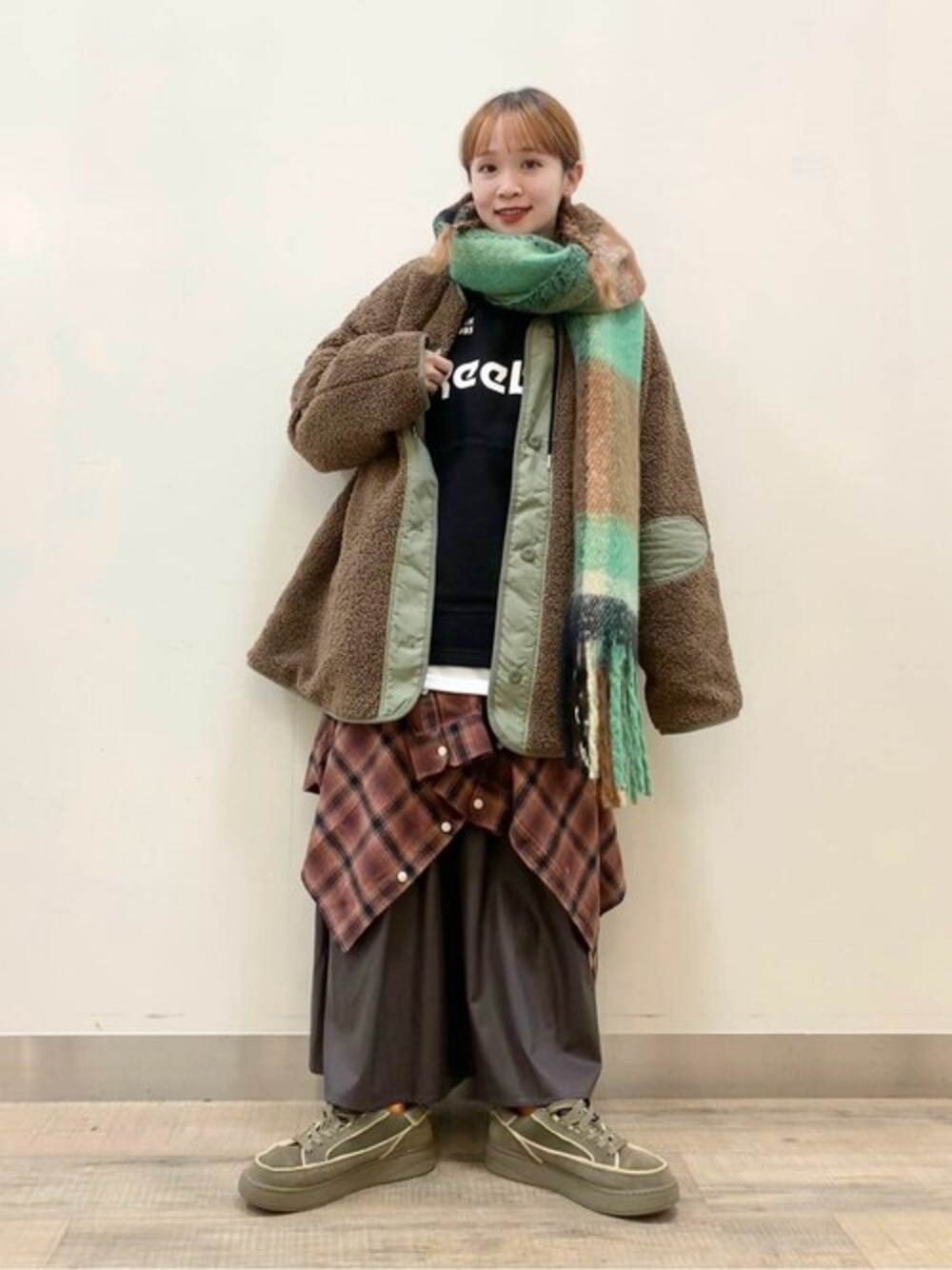 「カジュアル、もこもこ、ボリュームアウター、ベア、低身長コーデ、冬アウター」｜「Right-onの【HONEYSUCKLE ROSE】リバーシブルボアブルゾン（ブルゾン、グリーン系）」を使った、Rightonさん（レディース・155cm）の冬コーディネートの1枚目の写真