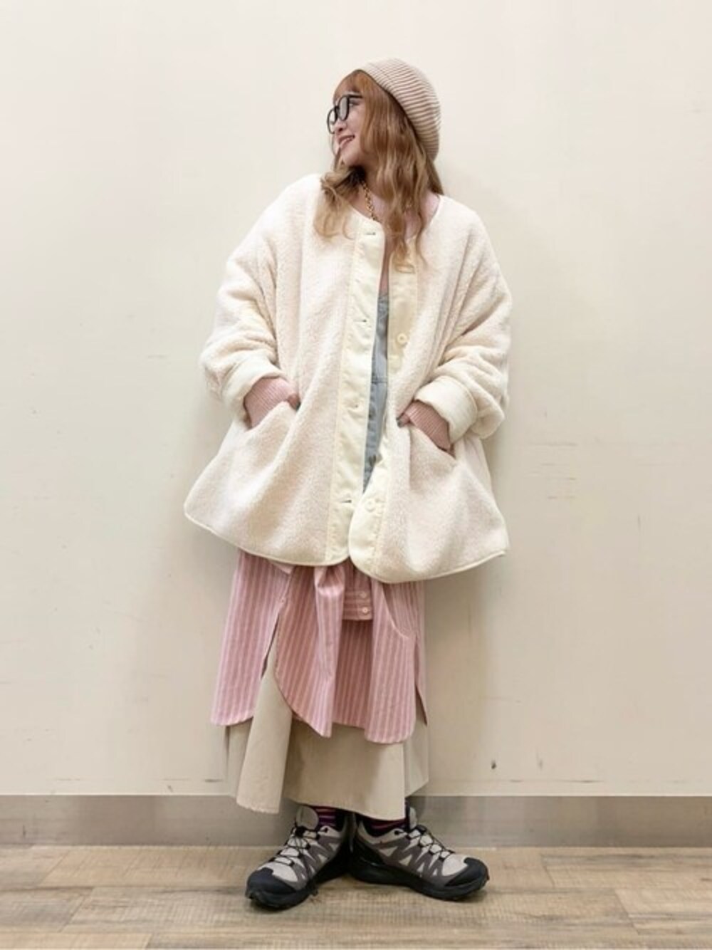 「レイヤードスタイル、もこもこ、ボアジャケット、低身長コーデ、冬アウター、ホワイトアウター」｜「Right-onの【HONEYSUCKLE ROSE】リバーシブルボアブルゾン（ブルゾン、ホワイト系）」を使った、Rightonさん（レディース・155cm）の冬コーディネートの1枚目の写真