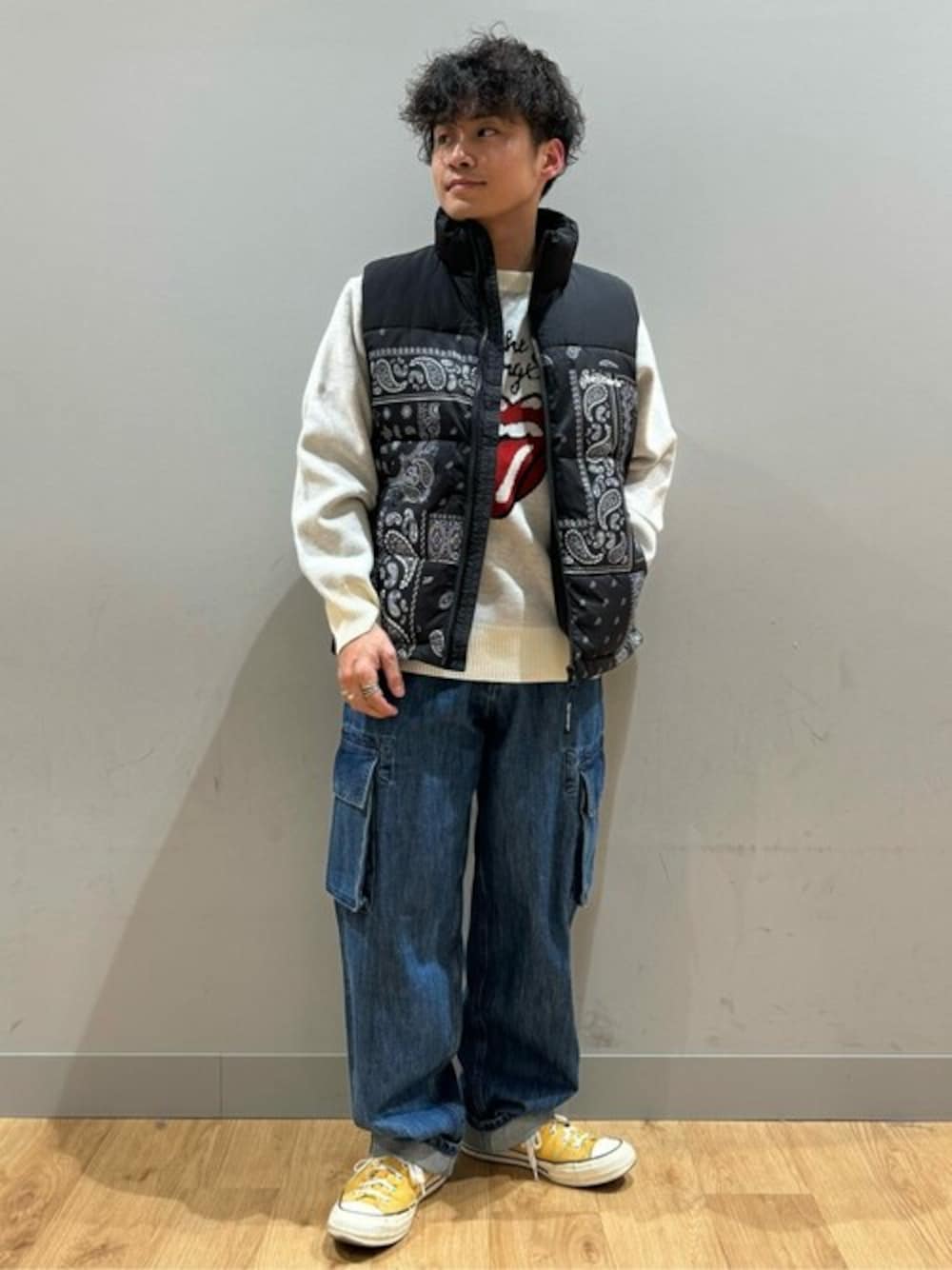 「ニット、レイヤード、ダウンベスト、カジュアルコーデ、冬アウター、古着風コーデ」｜「Right-onの【BEN DAVIS】パファーベスト（ダウンベスト、ブラック系）」を使った、Rightonさん（メンズ・160cm）の冬コーディネートの1枚目の写真