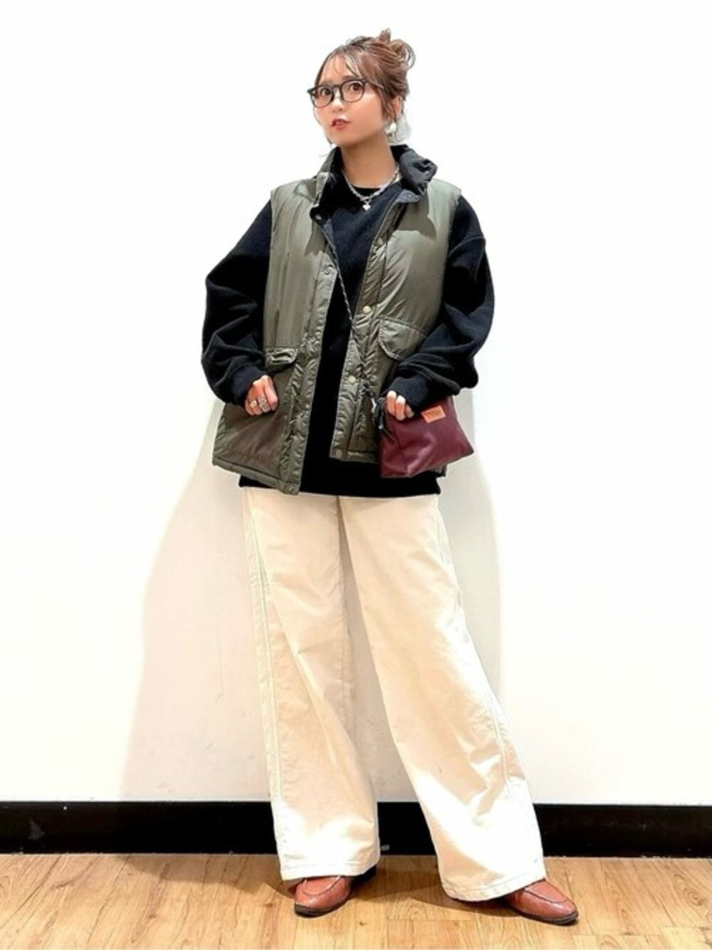 「カジュアル、ダウンベスト、レイヤードスタイル、タウンユース、骨格ウェーブ、イエベ」｜「FIRST DOWNの【FIRST DOWN】SORONAリバーシブルベスト（ダウンベスト、ブラック系）」を使った、Rightonさん（レディース・157cm）の冬コーディネートの1枚目の写真