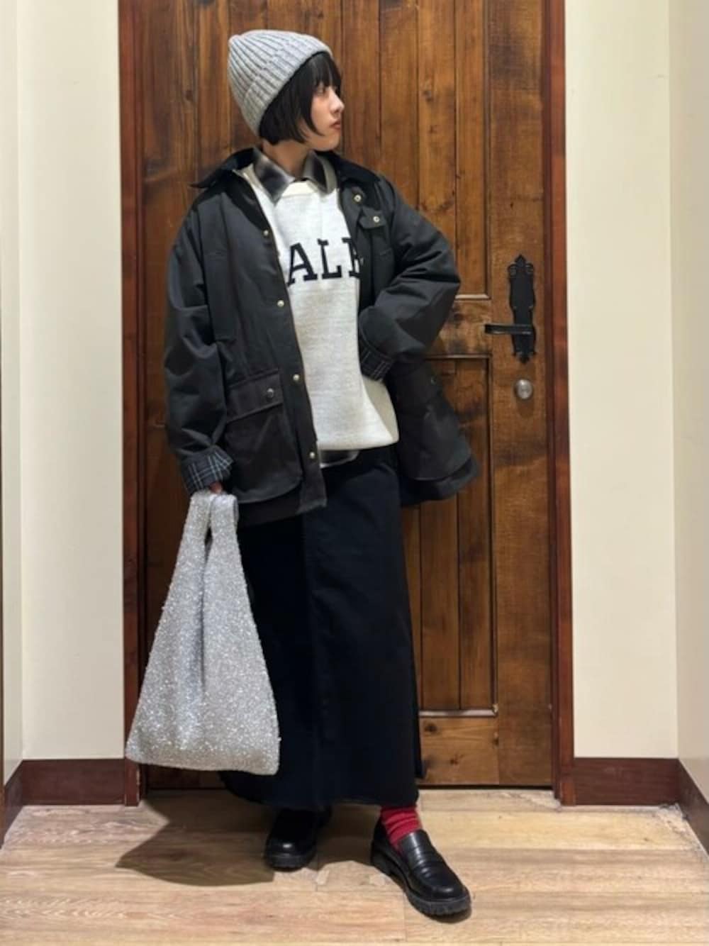 「ニット、冬コーデ、メンズライク、お出かけコーデ、ロゴニット、カジュアルコーデ」｜「Right-onの【BRITISH KHAKI】ハンティングジャケット（ブルゾン、グレー系）」を使った、Rightonさん（レディース・160cm）の冬コーディネートの1枚目の写真