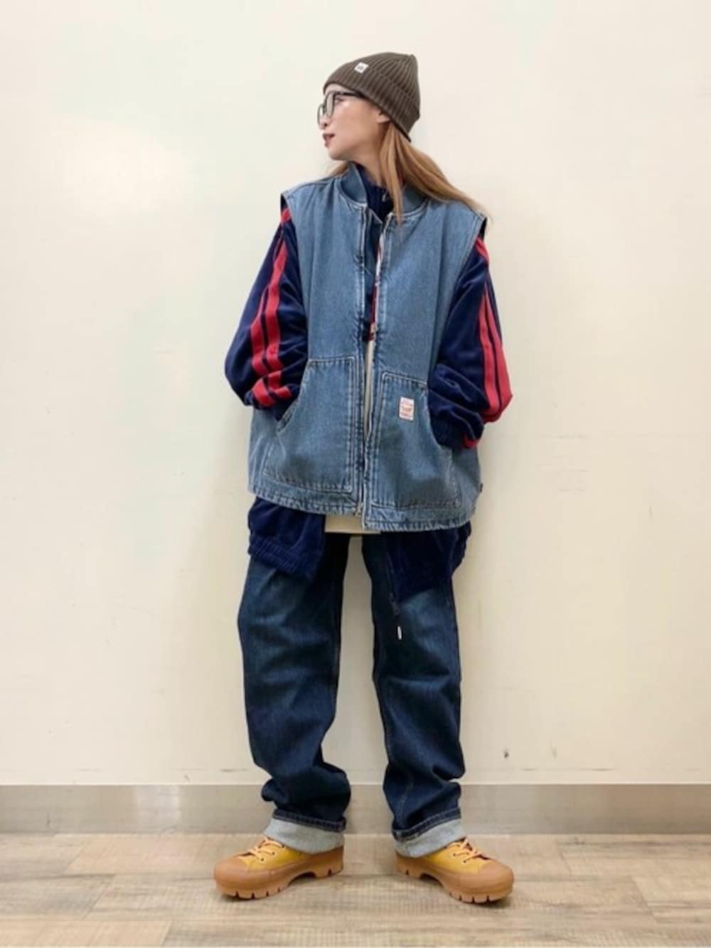 「レイヤードスタイル、お出かけコーデ、ラフコーデ、カジュアルコーデ、低身長コーデ」｜「Right-onの【VISION STREET WEAR】ベロアトラックジャケット（ジャージ、ブルー系）」を使った、Rightonさん（レディース・155cm）の冬コーディネートの1枚目の写真