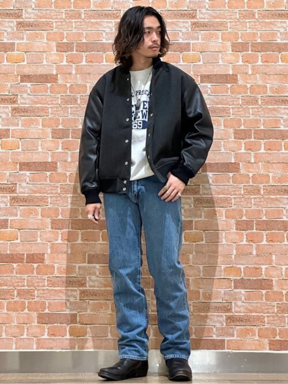 「スウェット、デニム、冬コーデ、Champion、シンプルコーデ、カジュアルコーデ」｜「BACK NUMBERの【BACK NUMBER】「THERMOLITE&#174;」中綿スタジャン（スタジャン、グレー系）」を使った、Rightonさん（メンズ・175cm）の冬コーディネートの1枚目の写真